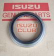 Сальник ступицы задней внутренний ISUZU NLR85/NMR85/NKR55 =Isuzu Original= *8943679590*