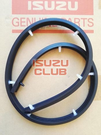 Фотография Уплотнитель с клепками угловой панели FVR34/FSR90 =Isuzu Original= *8980413592*